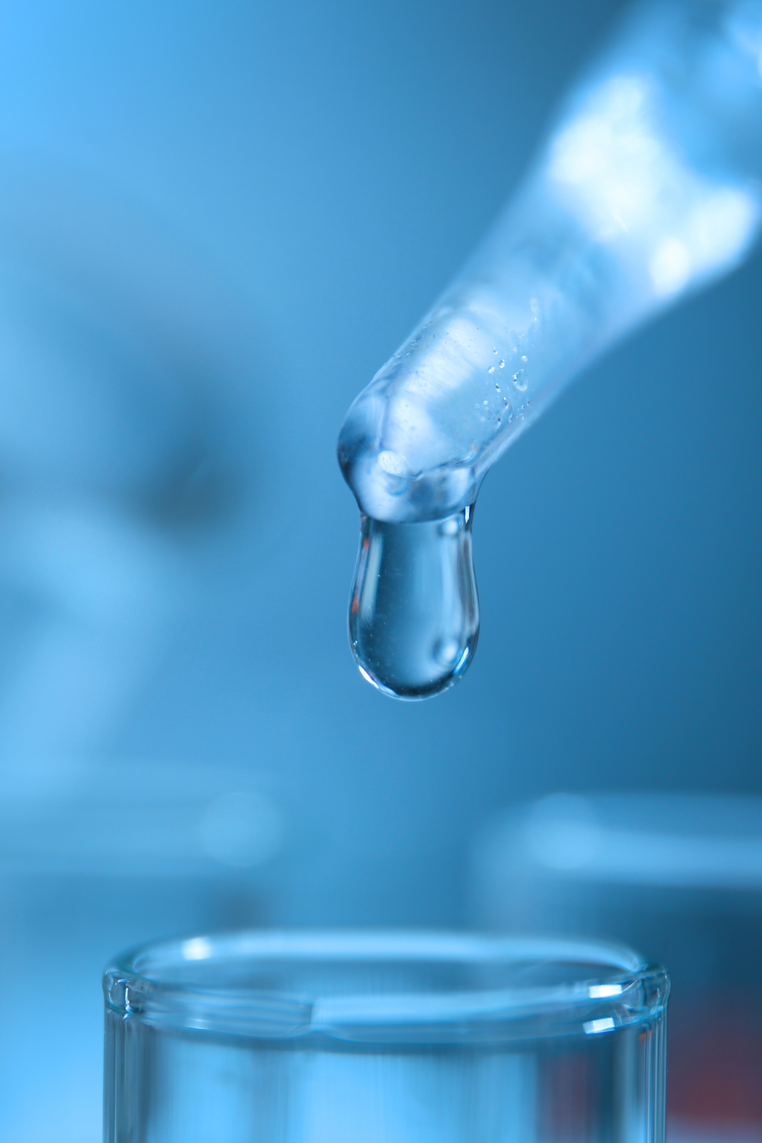 Zbliżenie na sterylną pipetę laboratoryjną, obrazujące rygorystyczne standardy produkcji i certyfikowaną jakość profesjonalnych produktów do włosów marki KV-1.